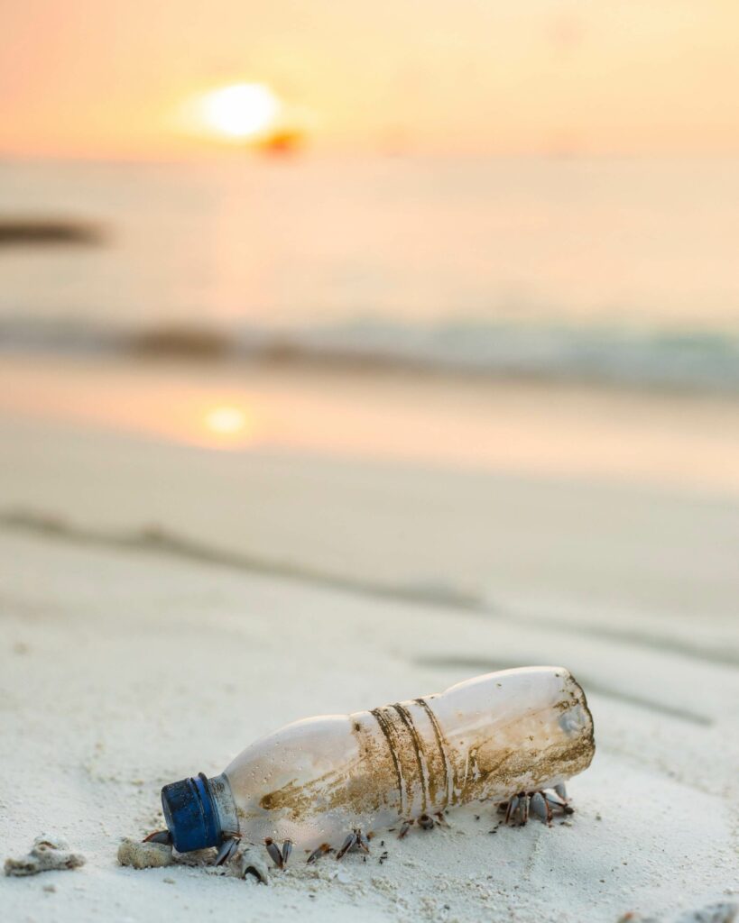 φωτογραφία από πλαστικό μπουκάλι στην παραλία
